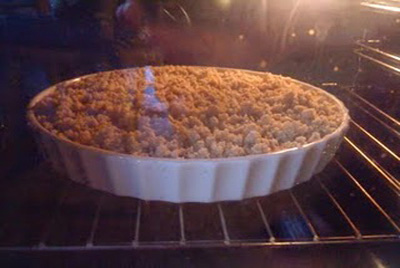 Smuldrepai med bær eller frukt. Dessertgutta anbefaler å lage med epler.