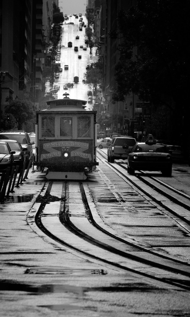 Dette er et bilde av en trikk i San Francisco